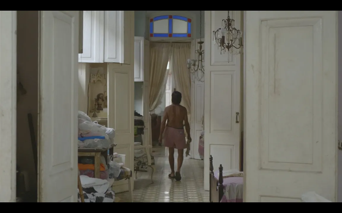 Film still — interior of a colonial house in Havana, Los Peces No Se Ahogan